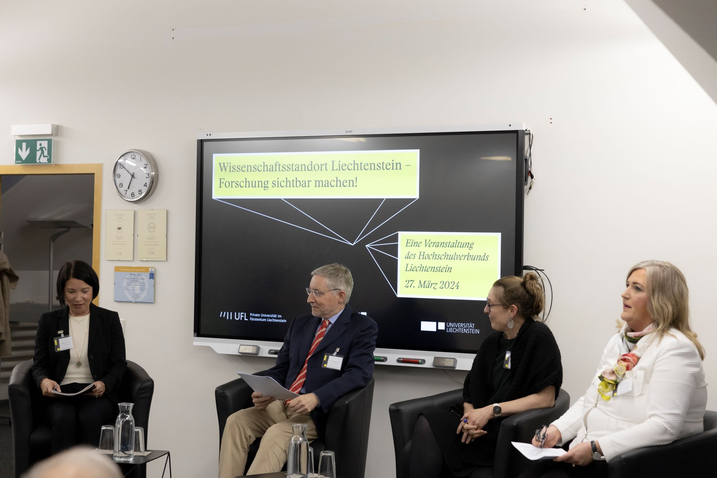 Podiumsdiskussion mit Georges Baur, Lindsay Howe Blair und Claudia Seitz. Moderation: Carmen Dahl (links)